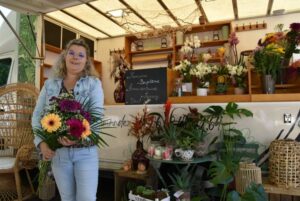 Mathilde Vernisse sillonne les marchés avec son flower truck